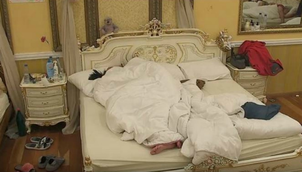 Kre*ali se usred bela dana pred cimerima! Tek što je ušla u vilu, odmah krenula u akciju! (VIDEO 18+)