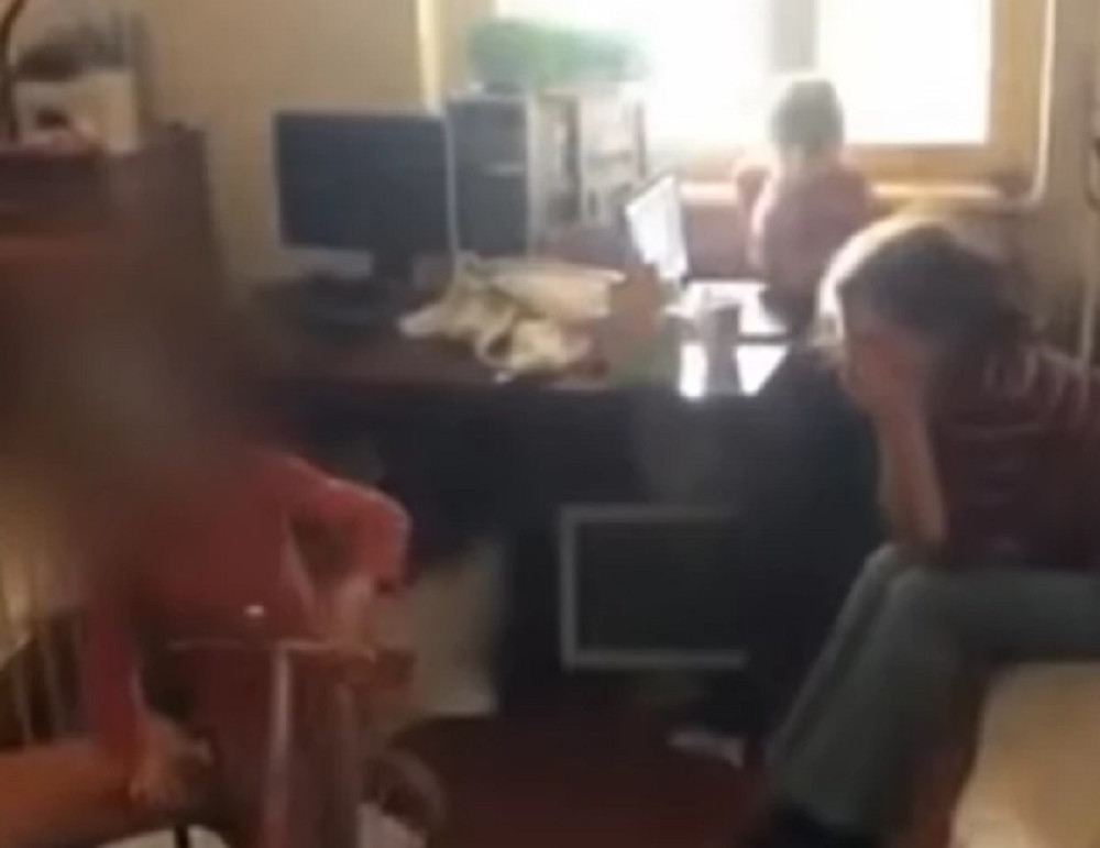 Dok je majka mrtva pijana spavala u sobi pored, devojčica (2) ispala kroz prozor! Saznala od policije da joj je dete povređeno!