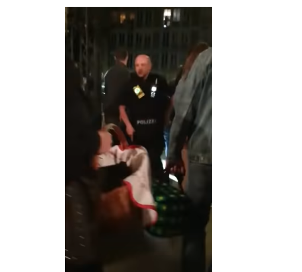 Afrikanac uleteo i počeo da viče " Alahu Akbar"! Vernici skočili na njega (VIDEO)