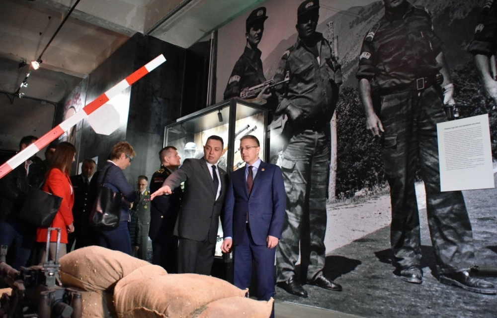 Stefanović i Vulin na izložbi posvećenoj obeležavanju 20 godina od NATO agresije (FOTO)