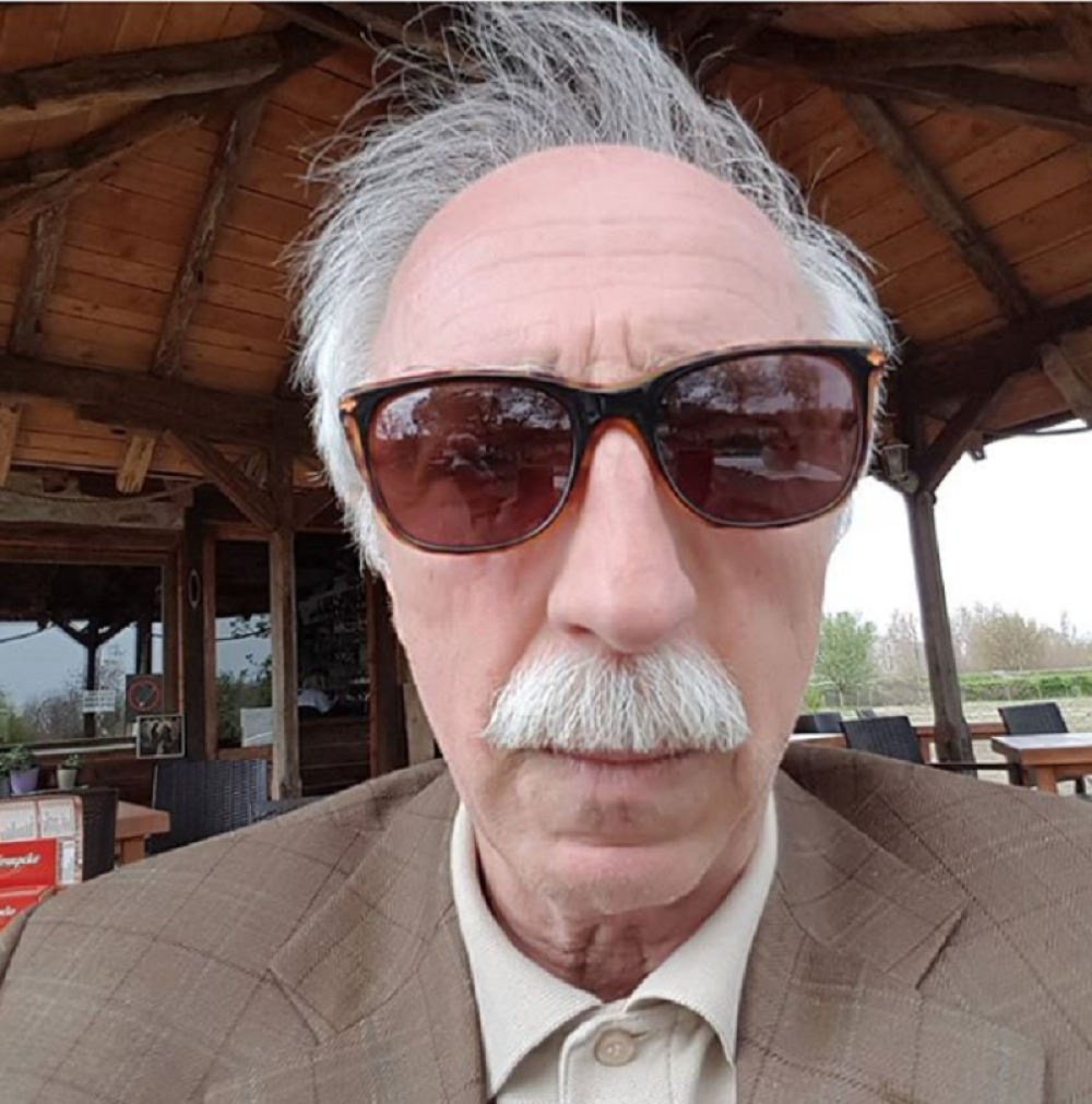 Zoran iz Kraljeva OBOŽAVA SELFIJE, svaki dan kači novu sliku, a zbog ovoga ga OBOŽAVAJU!