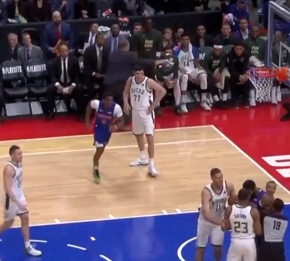 Video da se sprema tuča na terenu, pa svojom reakcijom oduševio sve! (VIDEO)