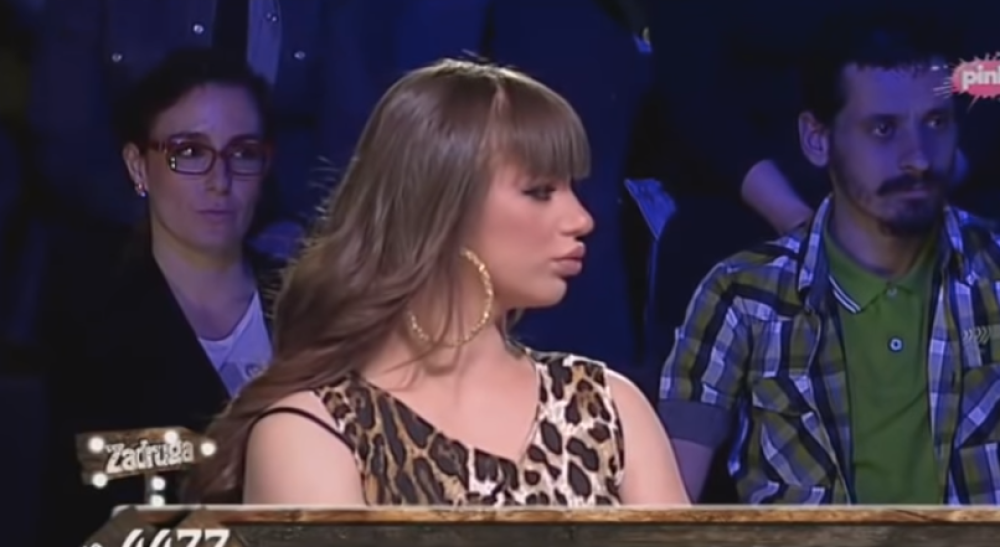 Nije birala reči:"Ana se je*ala sa Janjušem na ovim stepenicama! Ona je sponzoruša i PROSTITUTKA!" (VIDEO)