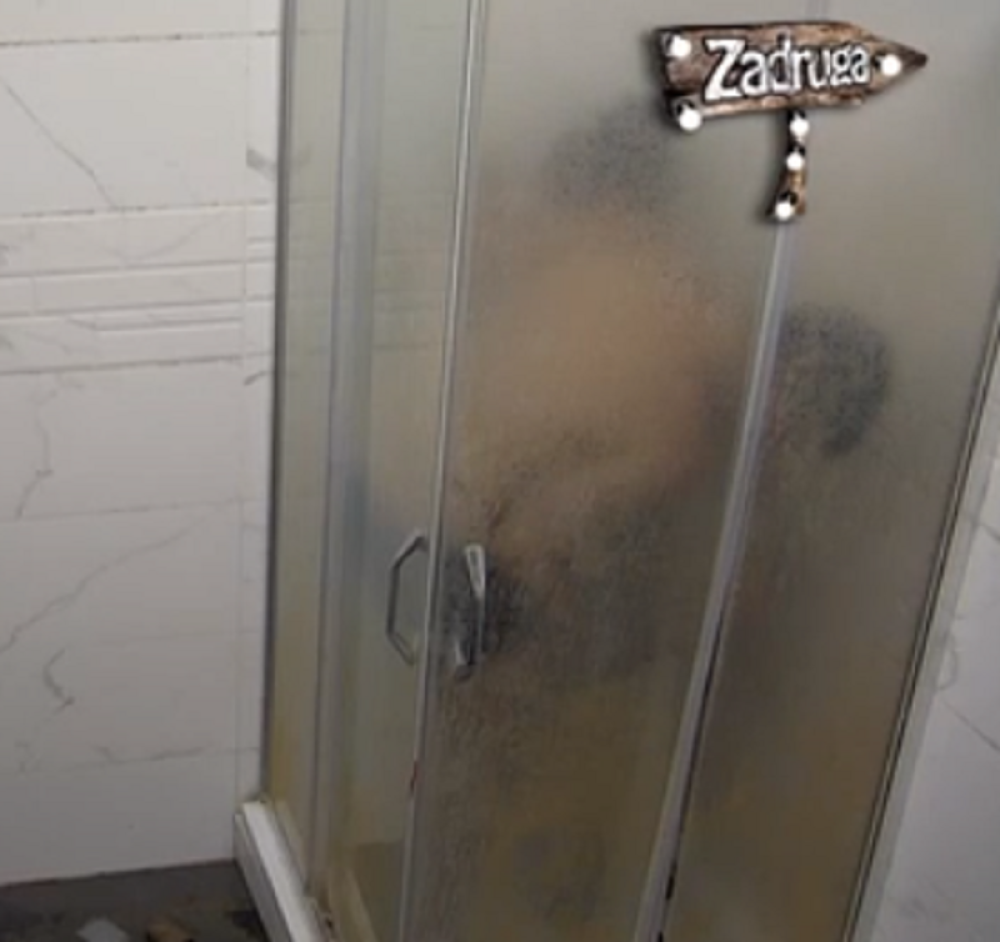 Je*ali se satima! David i Ana RAZVALILI tuš-kabinu, ona UZDISALA na sav glas (FOTO)