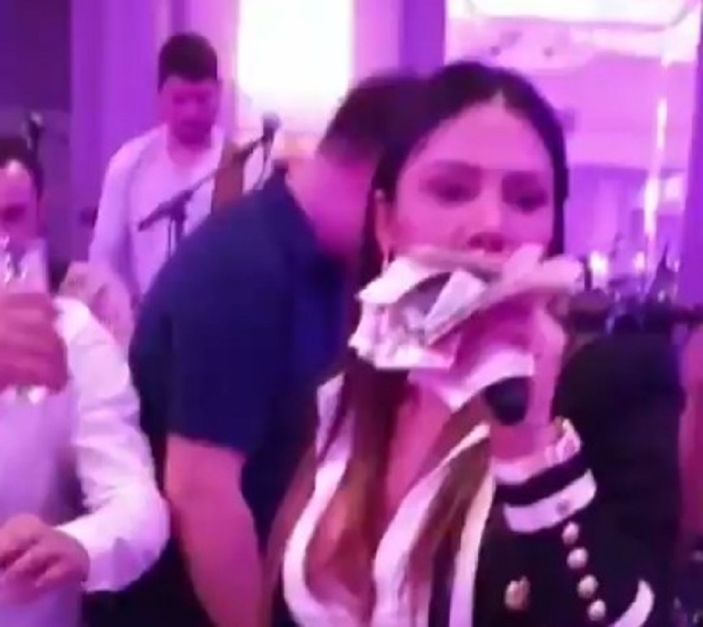 Ovoliki bakšiš još niste videli! Zaboleće vas glava od para koje je Sandra Afrika dobila za nekoliko sekundi! (VIDEO)