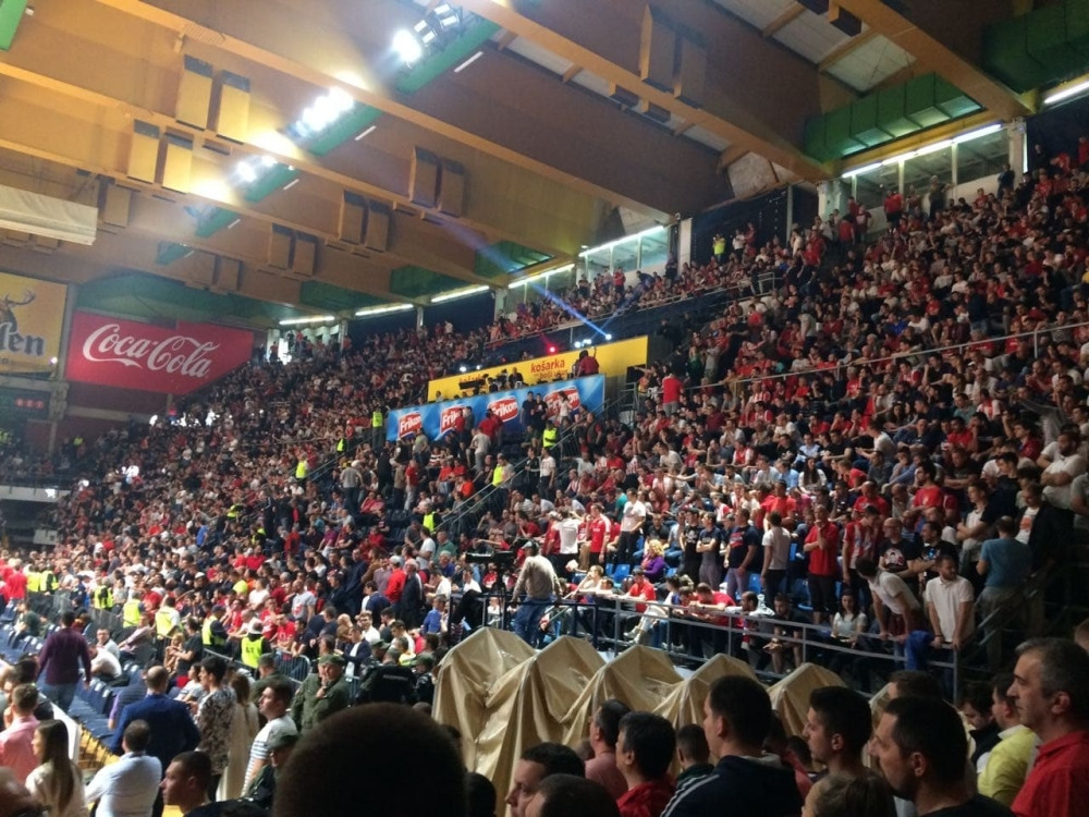 "Delije" svojim muzičkim repertoarom počastili igrače Budućnosti! ( FOTO + VIDEO)