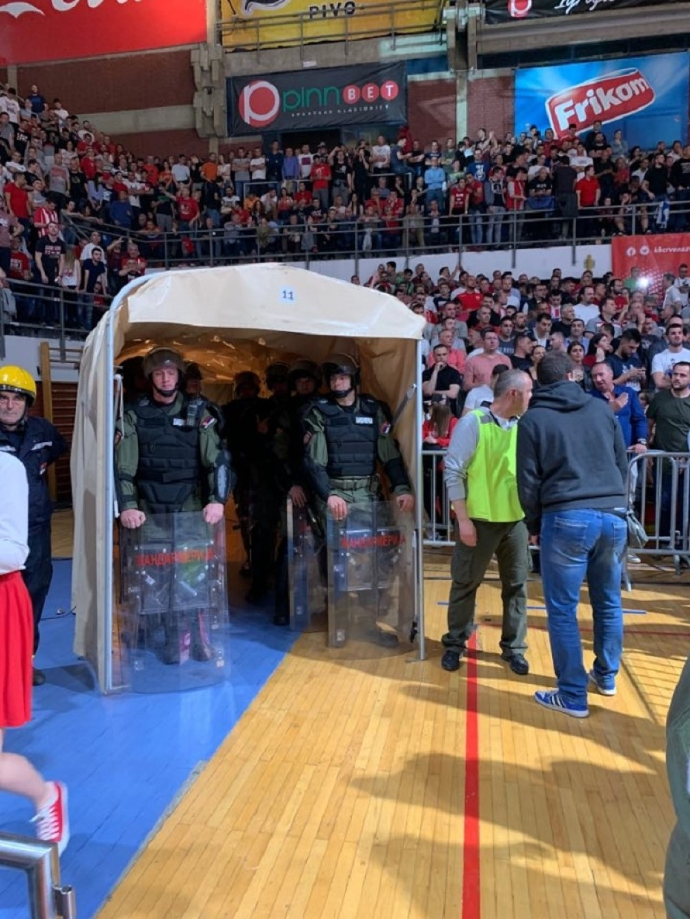 Podgoričani nisu hteli da se pozdrave sa igračima Zvezde! (FOTO + VIDEO)