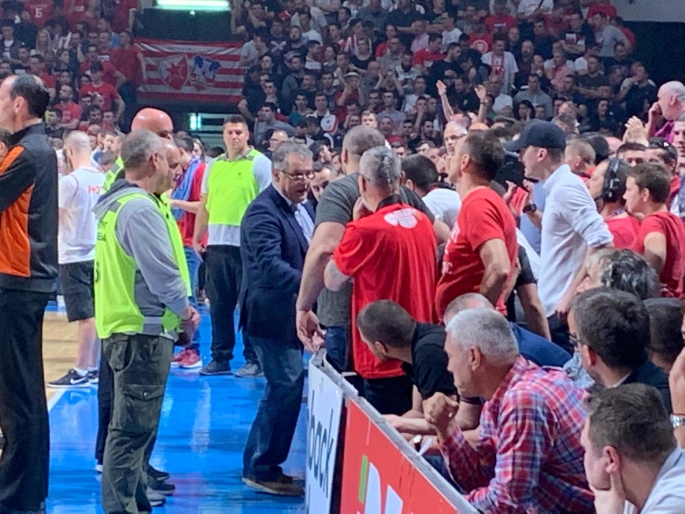 Čović moli navijače da se smire, utakmica nije ni počela! (FOTO)