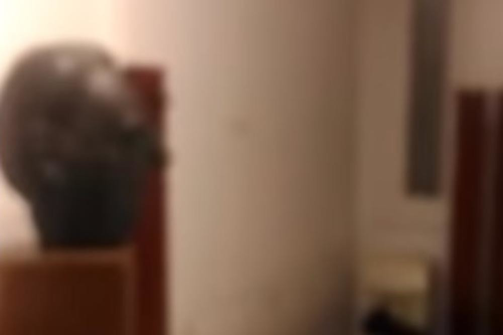 Muškarac provalio u prostorije HDZ-a, pa se posvađao sa Tuđmanovom bistom! Onda su krenule da pljušte masne psovke!