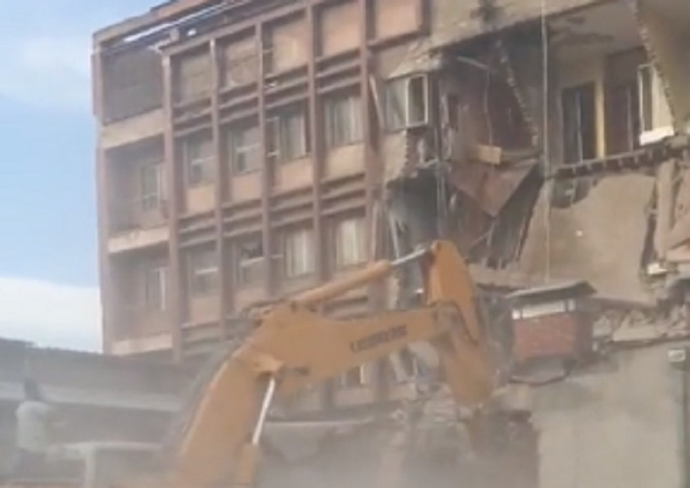 Urušio se hotel u Kosovskoj Mitrovici, čovek ostao zarobljen! (VIDEO)