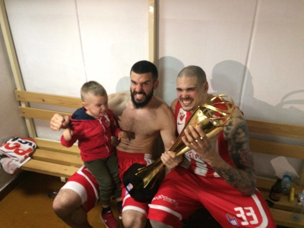 Zvezda je na tronu ABA lige, pogledajte slavlje košarkaša na terenu i u svlačionici!  (FOTO + VIDEO)