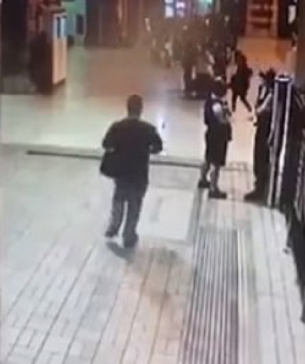 Prišunjao se policajcu i zario mu lovački nož u leđa! (VIDEO)