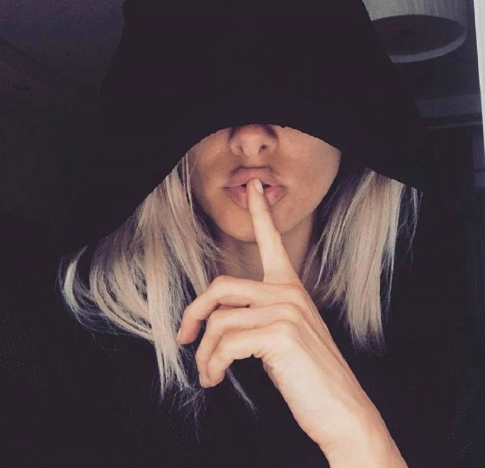 Našu rijaliti zvezdu već DVE GODINE traži Interpol: Ona je seksi, ali jako opasna, još uvek je na POTERNICI!