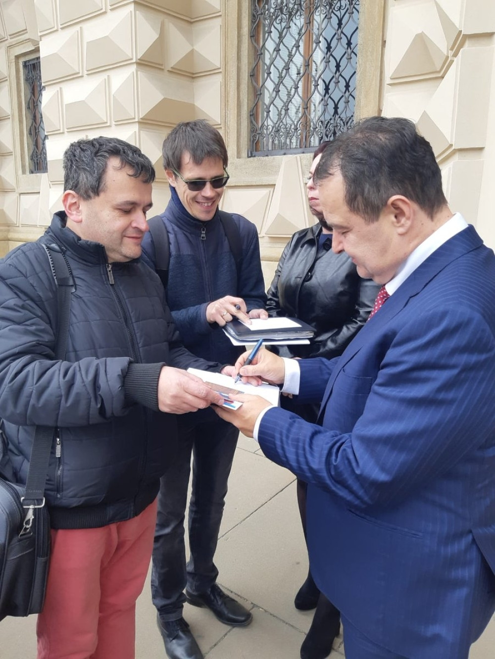 Dačić delio autograme u Češkoj!