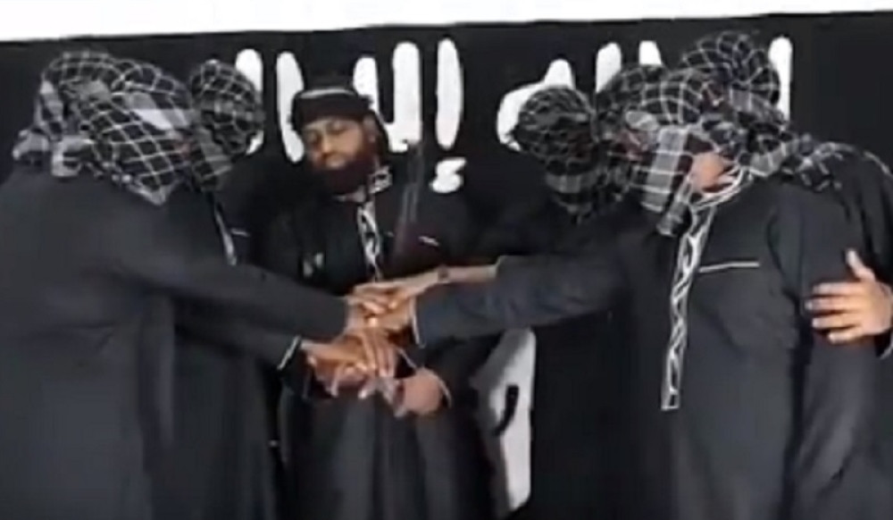 Njegova desna ruka, propali engleski student planer pokolja hrišćana