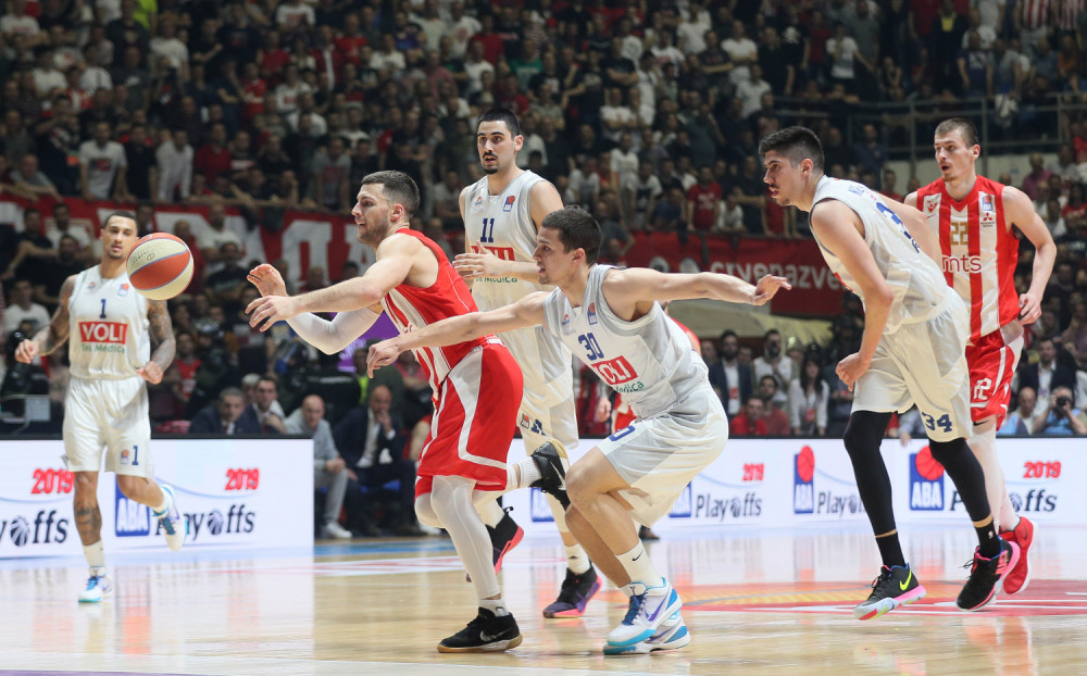 "PLJUVALI SU ME I TRETIRALI KAO MAJMUNA"!" Džekson iz Budućnosti optužio navijače Zvezde za rasizam! (FOTO)