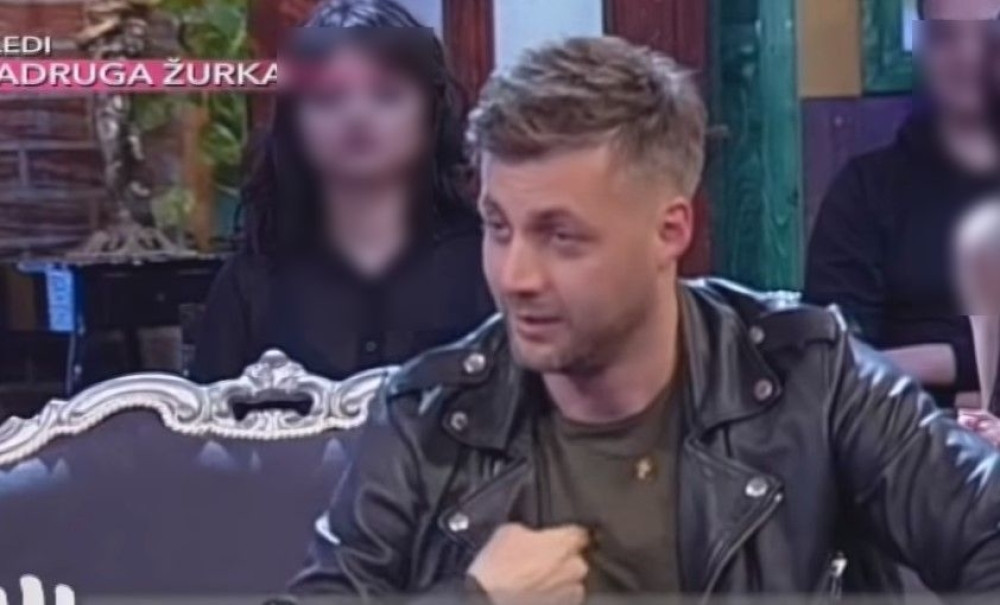 Skidanje UŽIVO U EMISIJI! Pevač Leksington benda izgubio od Kalinića, pa morao da URADI OVO