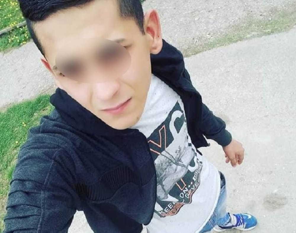 Ovo su sinovi i otac poginuli u teškoj saobraćajki kod Rume! Evo kako se porodica oprašta od njih (FOTO)