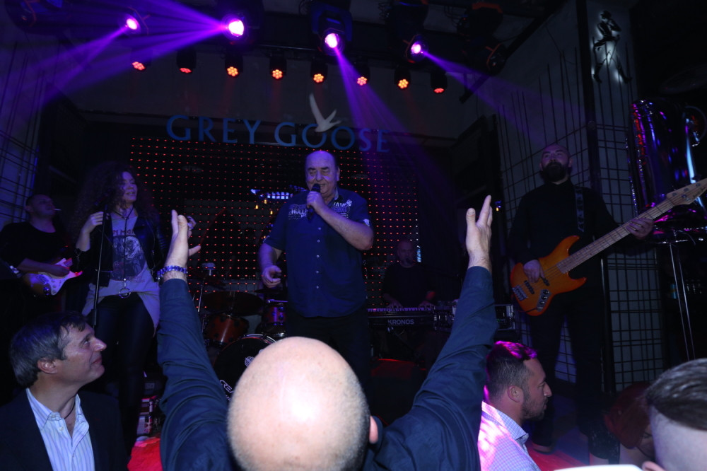 Žena srpskog pevača nađena obešena u beogradskom parku! Ni dan danas ne zna šta se tačno dogodilo!