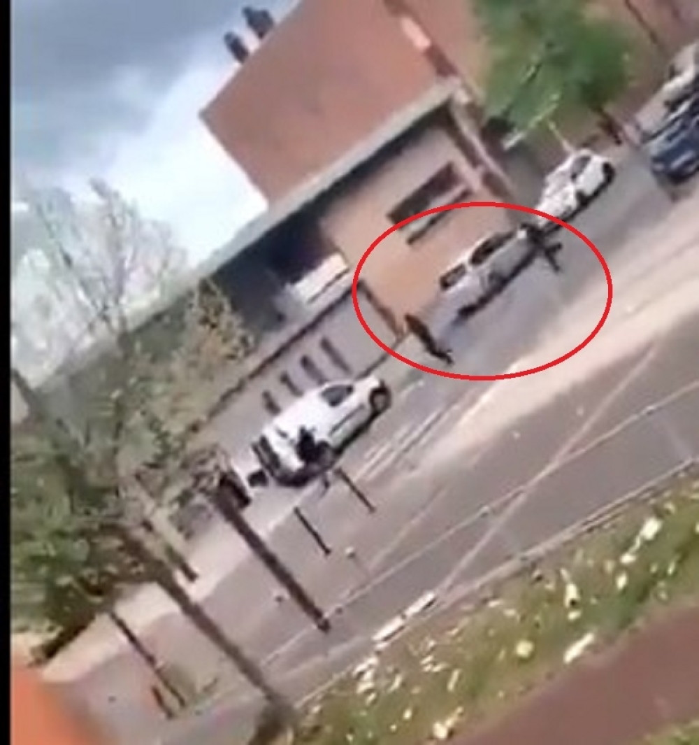 Maskirani napadači ušli u kafić i otvorili vatru, pa počeli da beže (VIDEO)