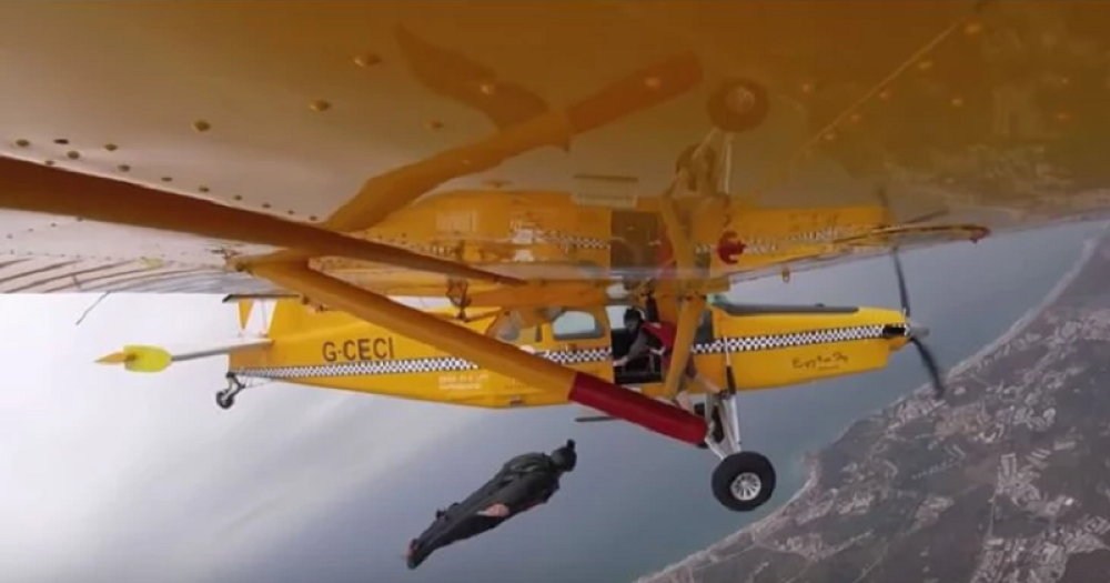 Nije za one sa slabim srcem! Leteo je PORED AVIONA, u ruci je nosio bananu, a onda je njegov drug IZAŠAO NAPOLJE! (VIDEO)