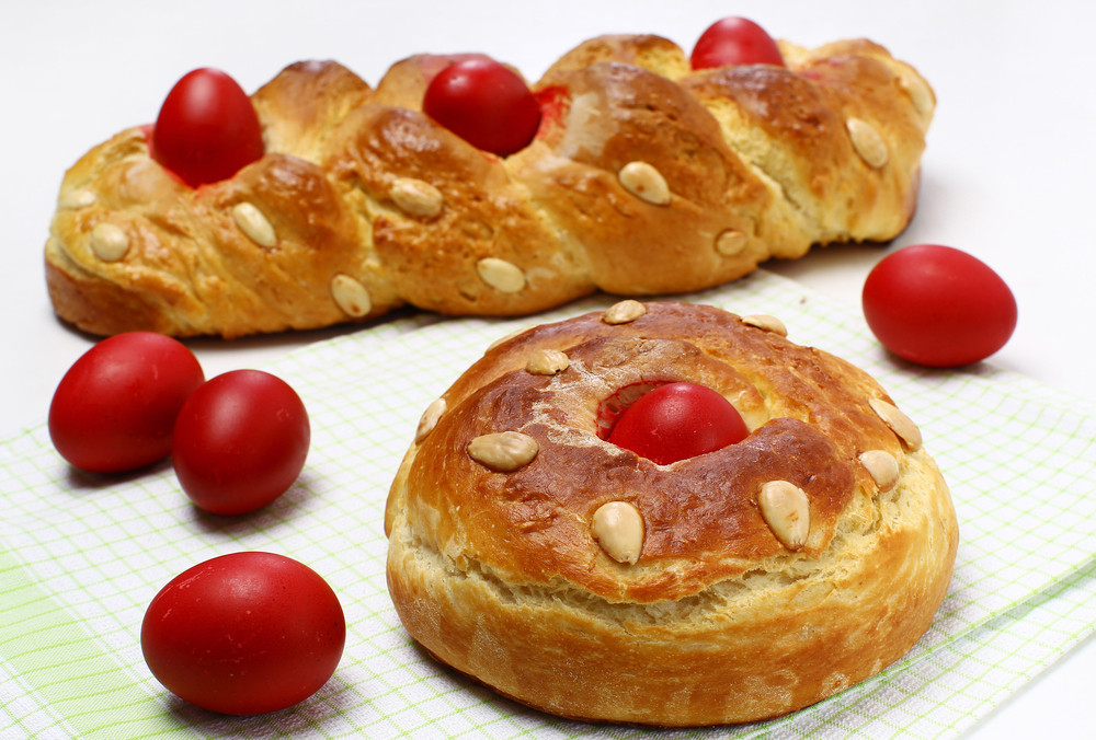 Vaskršnja pogača sa šarenim jajima, trpeza ne može da se zamisli bez nje!