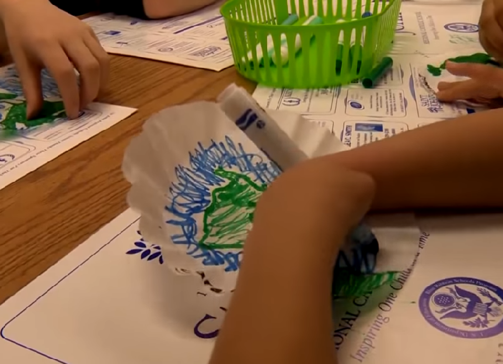 Sara (10) nema šake, a ipak je pobedila na takmičenju za najlepši rukopis! Evo kako to ona radi (VIDEO)