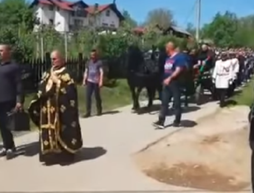 Osam sveštenika pojalo na sahrani Slaviše Krunića. Pop Miodrag izgovorio reči od kojih su ostali zanemeli (VIDEO)