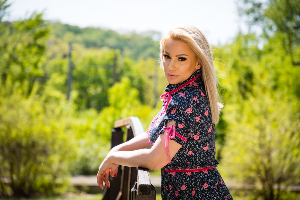 Ana Kokić za Alo! otkriva kako proslavlja Vaskrs! Ćerkice farbaju jaja, a njeno jedino zaduženje je ovo! (VIDEO)