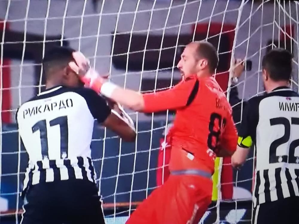Golman Zvezde udario u glavu Rikarda Gomeša i nije dobio crveni karton!  (VIDEO)