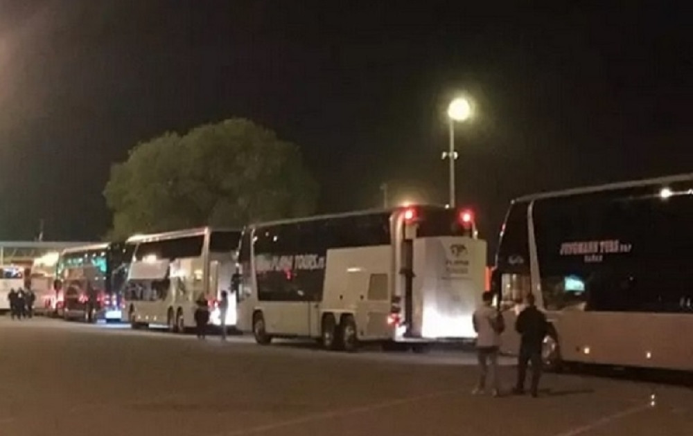 Hrvatska policija zaustavila autobuse iz naše zemlje na granici, a onda su počeli da prete zarobljenim putnicima! Jedan policajac je bio posebno bahat! (VIDEO)