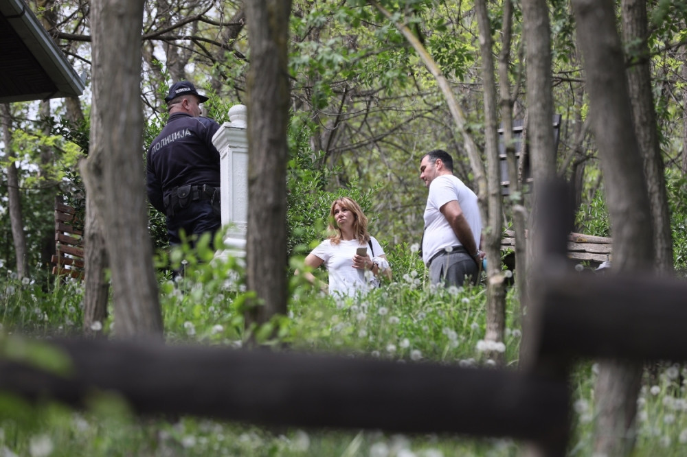 Ubica na slobodi! Ušunjao se u apartman, odgurnuo ženu i ubio joj muža pred očima! (FOTO)