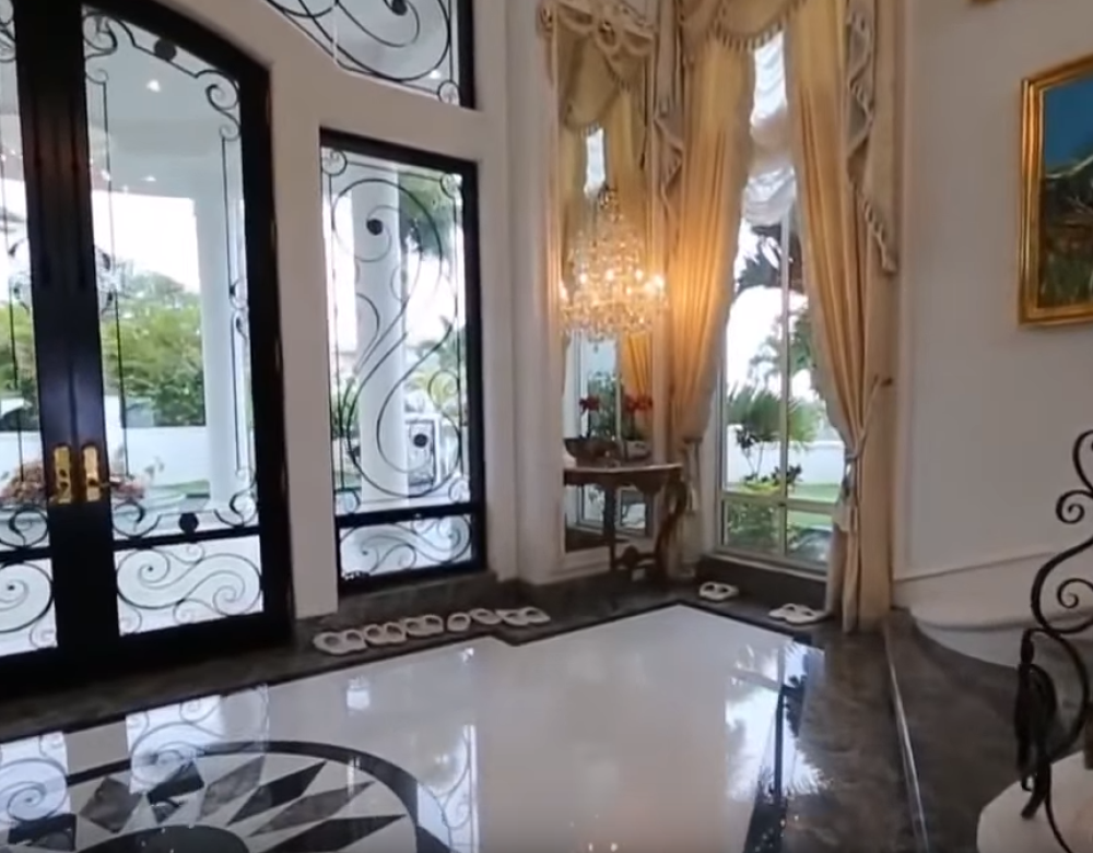 Ima bogatstvo od preko 40 milijardi dinara i troje dece, ali NASLEDNICIMA NE OSTAVLJA NIŠTA! Sin je dao izjavu...