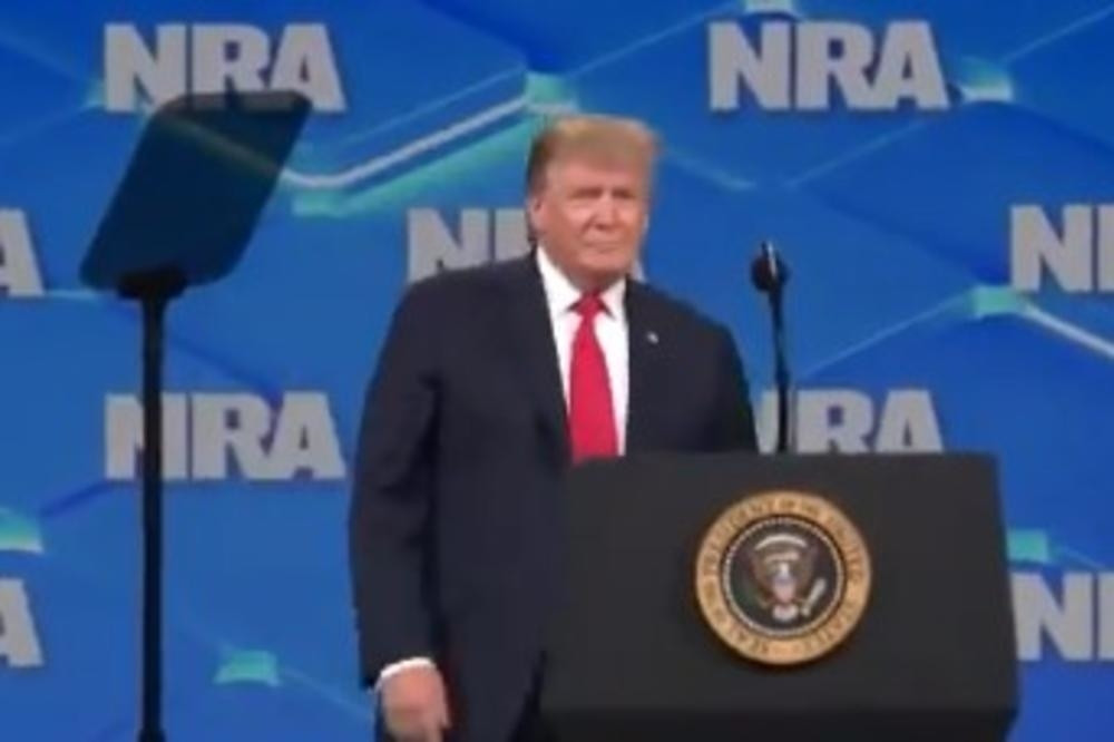 Američki predsednik napadnut nasred govornice, crni objekat leteo pravo na njega! (VIDEO)