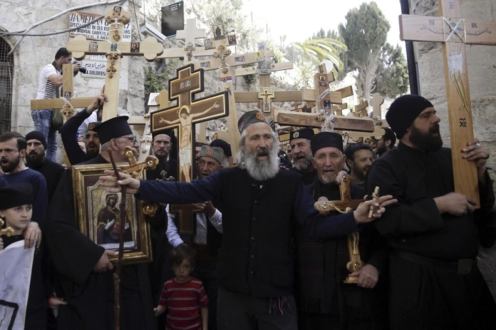 Zasijao blagodatni oganj, svetlost se raširila u Hramu Hristovog groba! (FOTO, VIDEO)