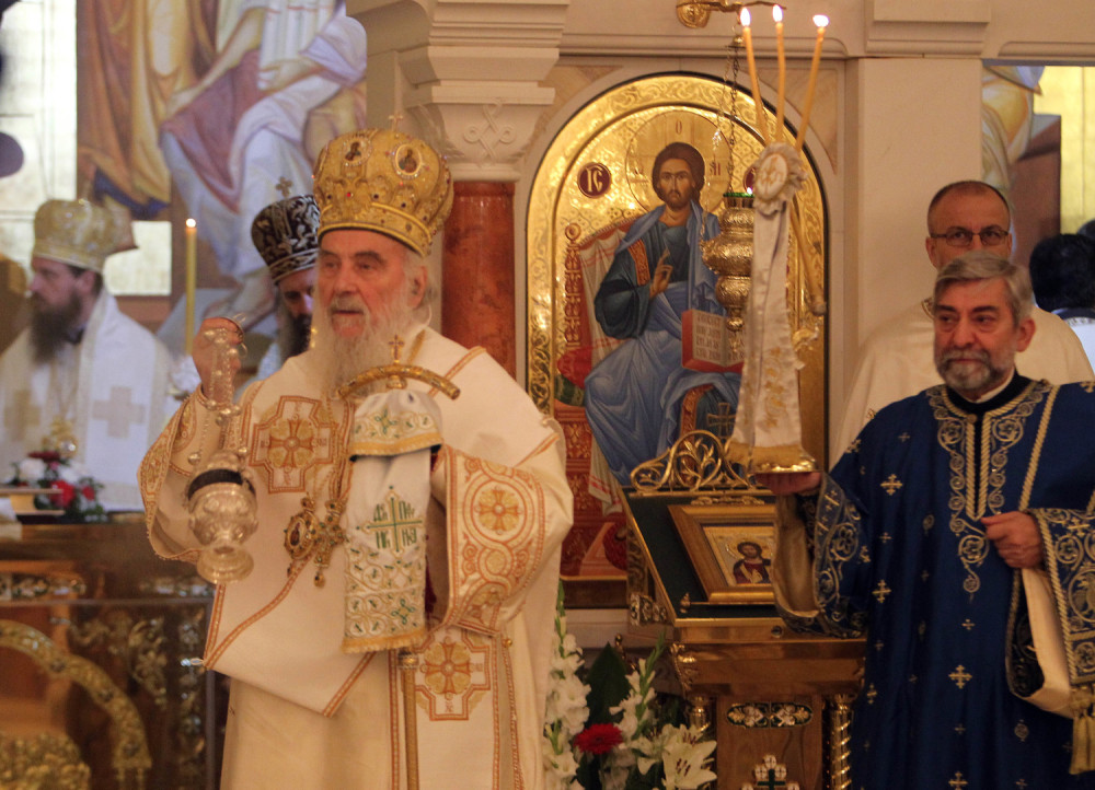 Patrijarh Irinej tamjanom ubija koronu!