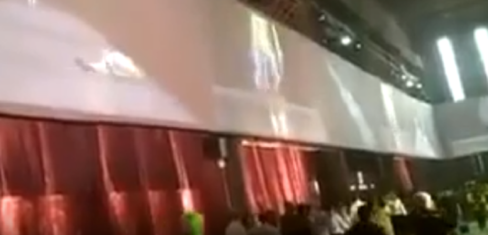 Spotakao se na pertlu nasred piste, prizor je mučan za gledanje!