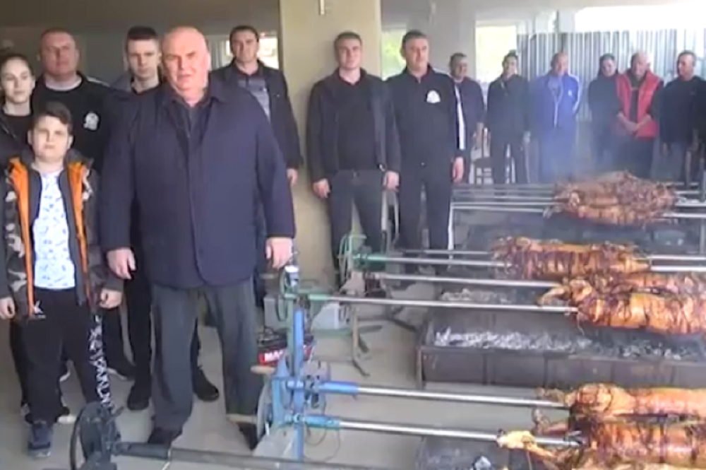 Domaćinski, nema šta! Pogledajte kako Palma sa familijom, na jednom posebnom mestu proslavlja Uskrs!