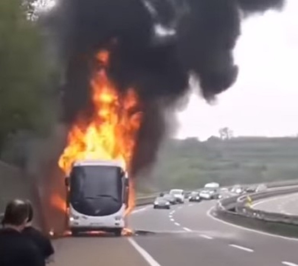 Vatra progutala autobus na autoputu Niš - Beograd, evo šta se dogodilo sa putnicima (VIDEO)
