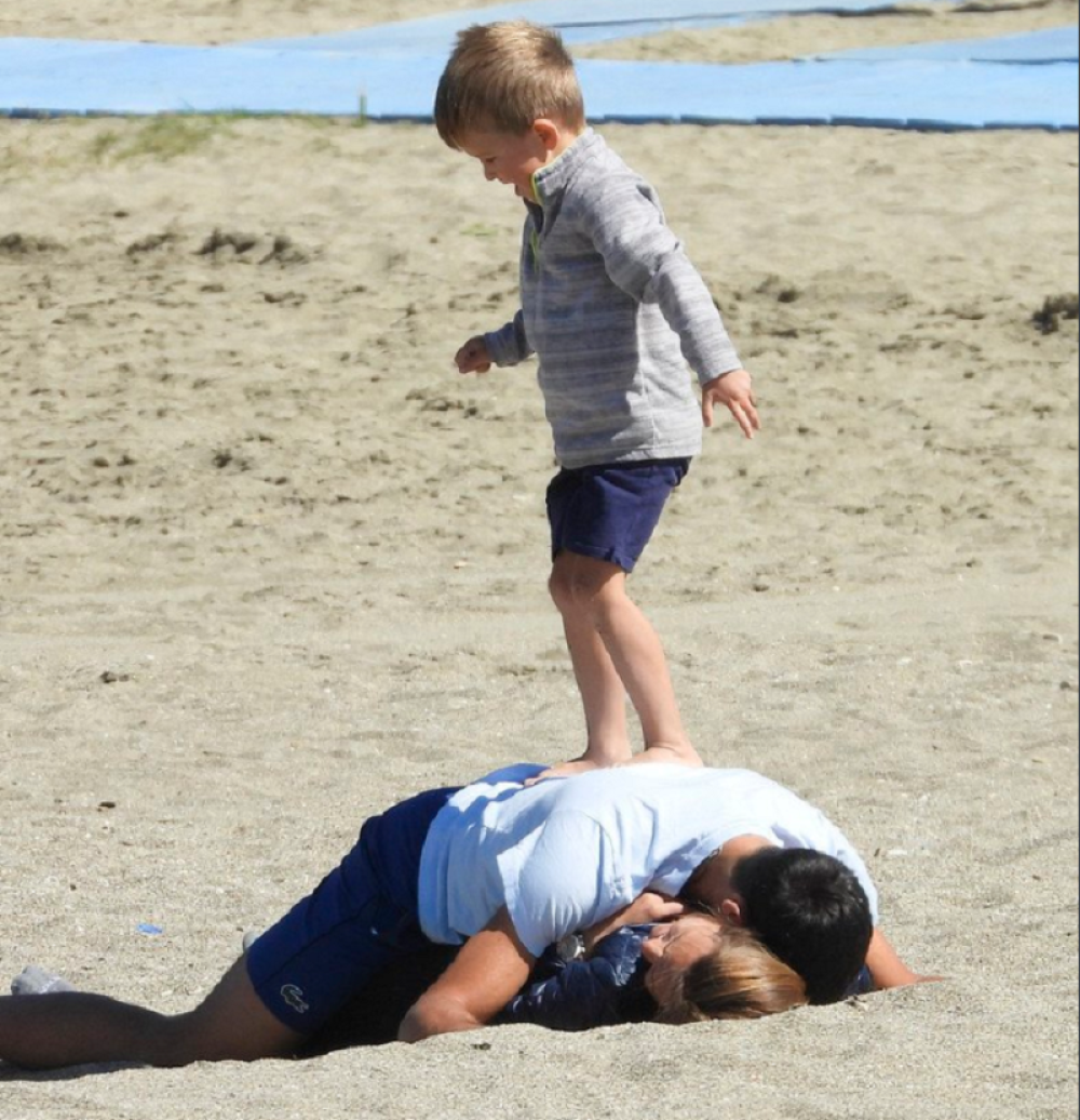 Đokovići priredili šou na plaži, reakcija sina dok Nole leži preko Jelene je predivna! (FOTO)