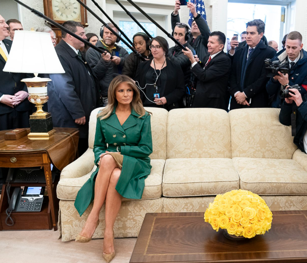 Melanija obukla zelenu haljinu, sela na kauč, pa prekrstila duge noge, a onda je SVE ISPALO NAOPAKO! (FOTO)