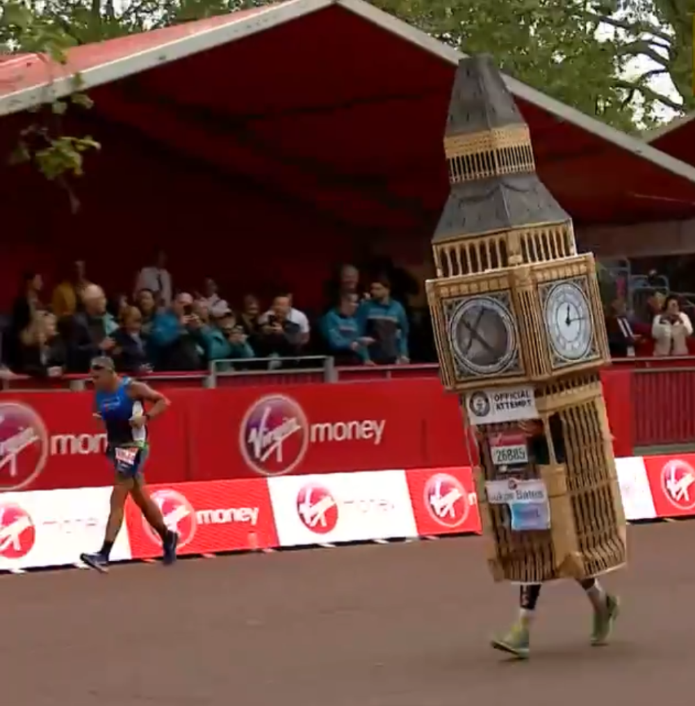 On je senzacija londonskog maratona, prešao cilj obučen u kostim "Big Ben" (FOTO + VIDEO)