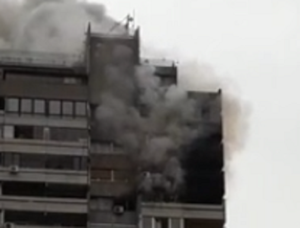 Buknuo veliki požar, 13. sprat u plamenu! Velike vatrogasne snage na terenu! Stanari uznemireni