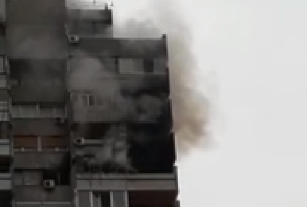 Tehničari Hitne pomoći izvode čoveka iz zgrade u plamenu! Muškarac u pidžami, do njega boca kiseonika...