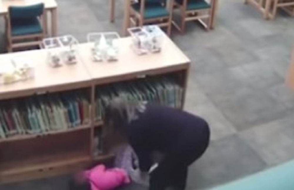 Vaspitačica tukla i šutirala dete (5) u vrtiću dok je ležalo na podu (UZNEMIRUJUĆ VIDEO)