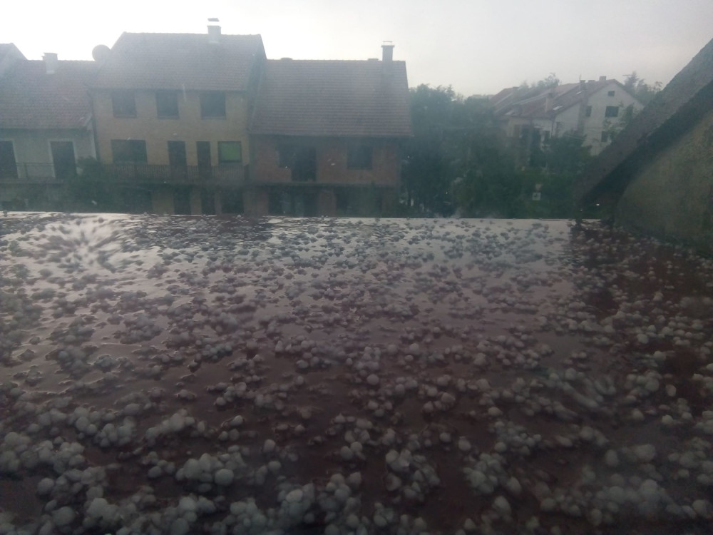 Jako nevreme tutnji regionom, a u ovom delu Srbije je proglašena vanredna situacija!