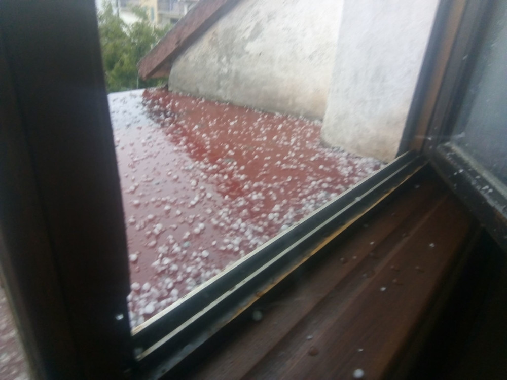 Padao grad veličine oraha, ljudi panično bežali sa ulica da sačuvaju glave! Od ovih prizora ćete se naježiti! (FOTO)