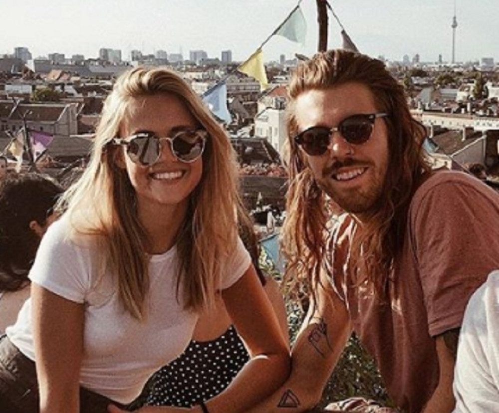 Mladi par se vratio na omiljenu plažu posle godinu dana, a ono što su tamo zatekli ostavilo ih je u potpunom šoku! (FOTO)