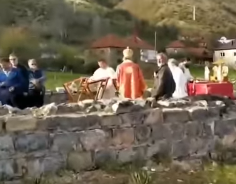 Presela im vaskršnja služba: Vernici u Gusinju slavili praznik, Albanci došli da naprave incident (VIDEO)