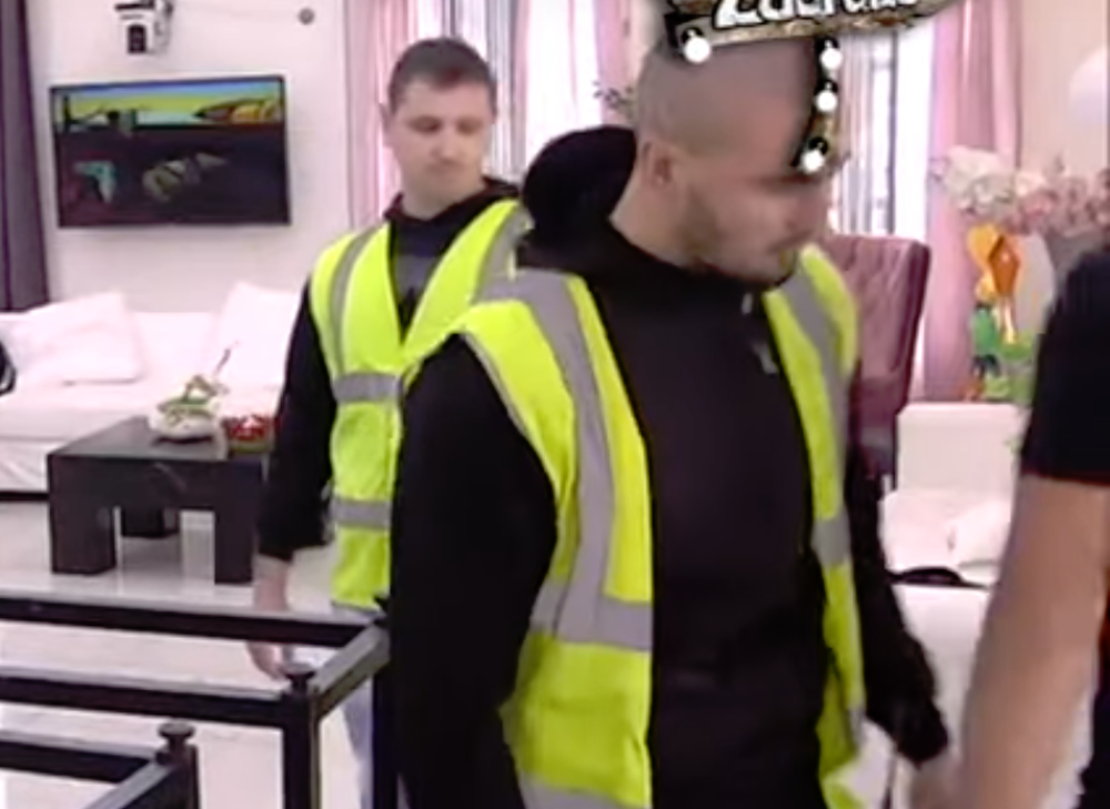 Krenuo stolicom na njega, udario ga u glavu! Obezbeđenje nije moglo da ih obuzda! (VIDEO)